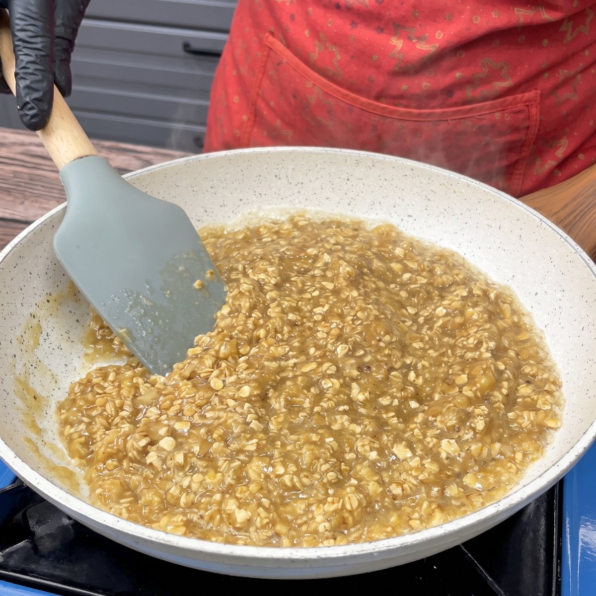 Teig für Bananen-Haferflocken-Pfannkuchen beim Garen in einer Pfanne.